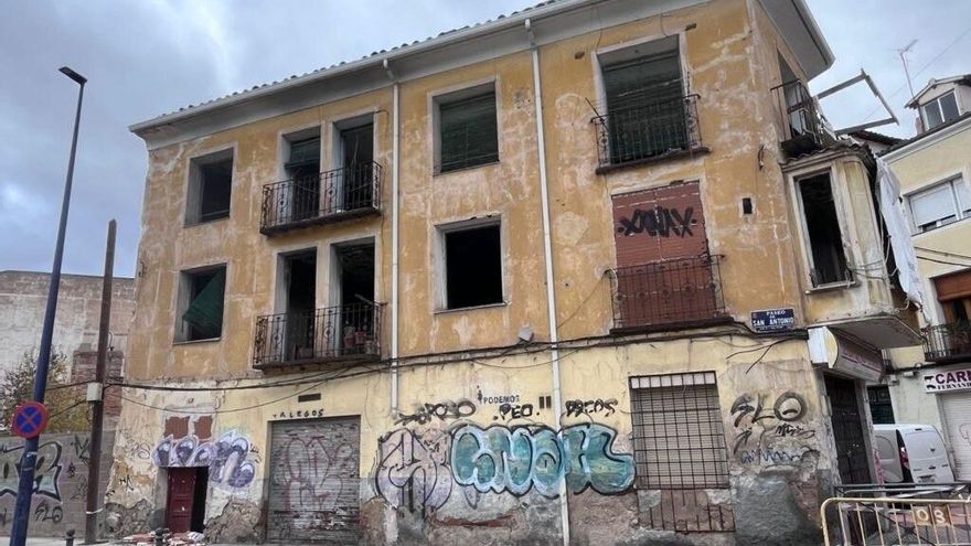 Vecinos del barrio conquense de Casablanca exigen solución "sin demora" al edificio abandonado del paseo San Antonio