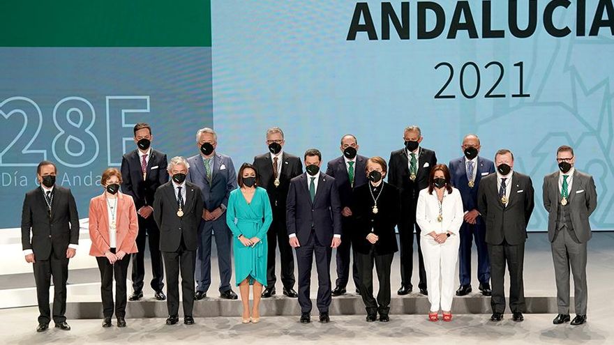 Los galardonados con las Medallas de Andalucía, junto a Moreno y Bosquet