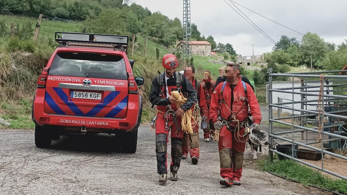 Rescatados tres espeleólogos que se retrasaron en salir de la cueva cántabra de Cueto-Coventosa por un problema técnico