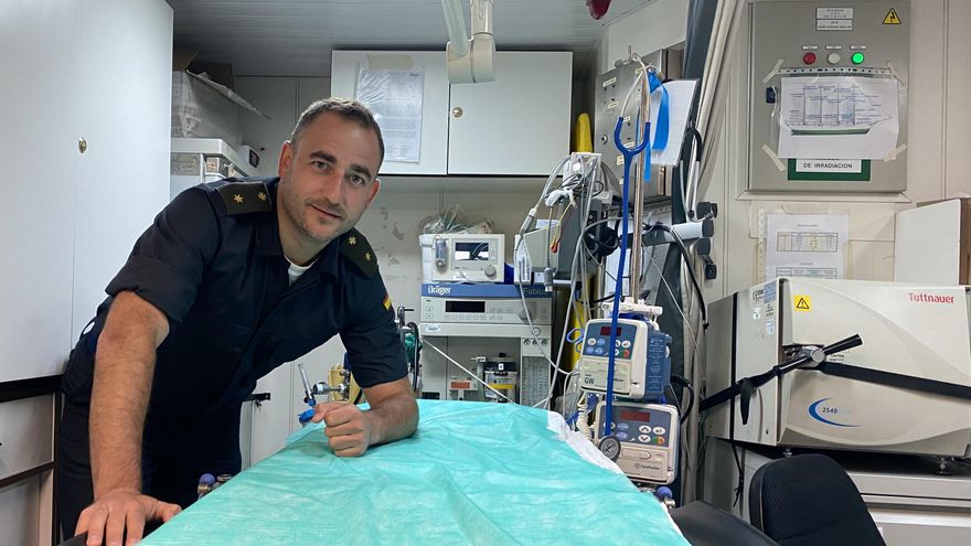 El médico Luis Merino Peñacoba en la enfermería del buque.