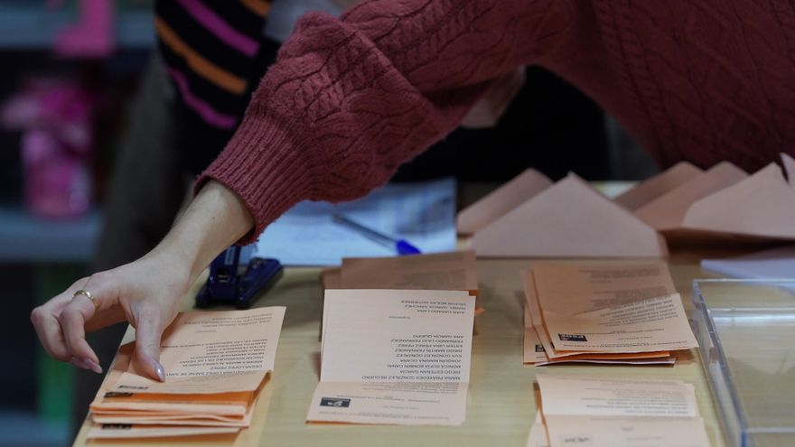 Recuento del voto por parte de los interventores en una mesa electoral durante las elecciones autonómicas en Castilla y León, hoy domingo en Valladolid.