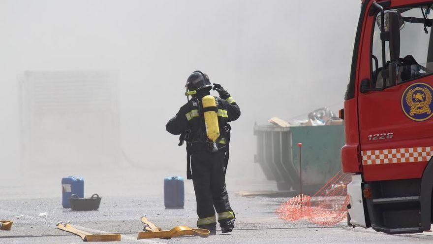 Extinguido un incendio en un anexo de una nave industrial de Gran Canaria