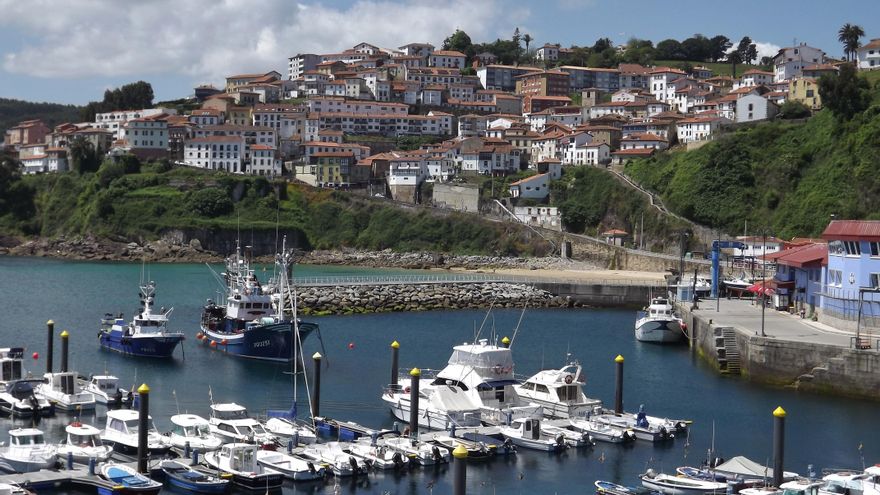 El precioso pueblo marinero que se convirtió en plató sin dejar de ser puerto