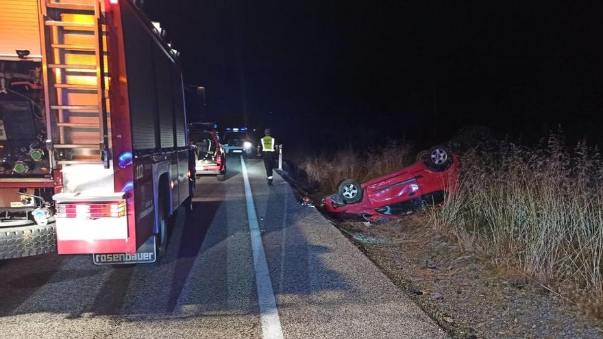 El vuelco de un turismo en la N-630 en La Pola de Gordón deja herida a una mujer de 44 años. Foto Bomberos de León