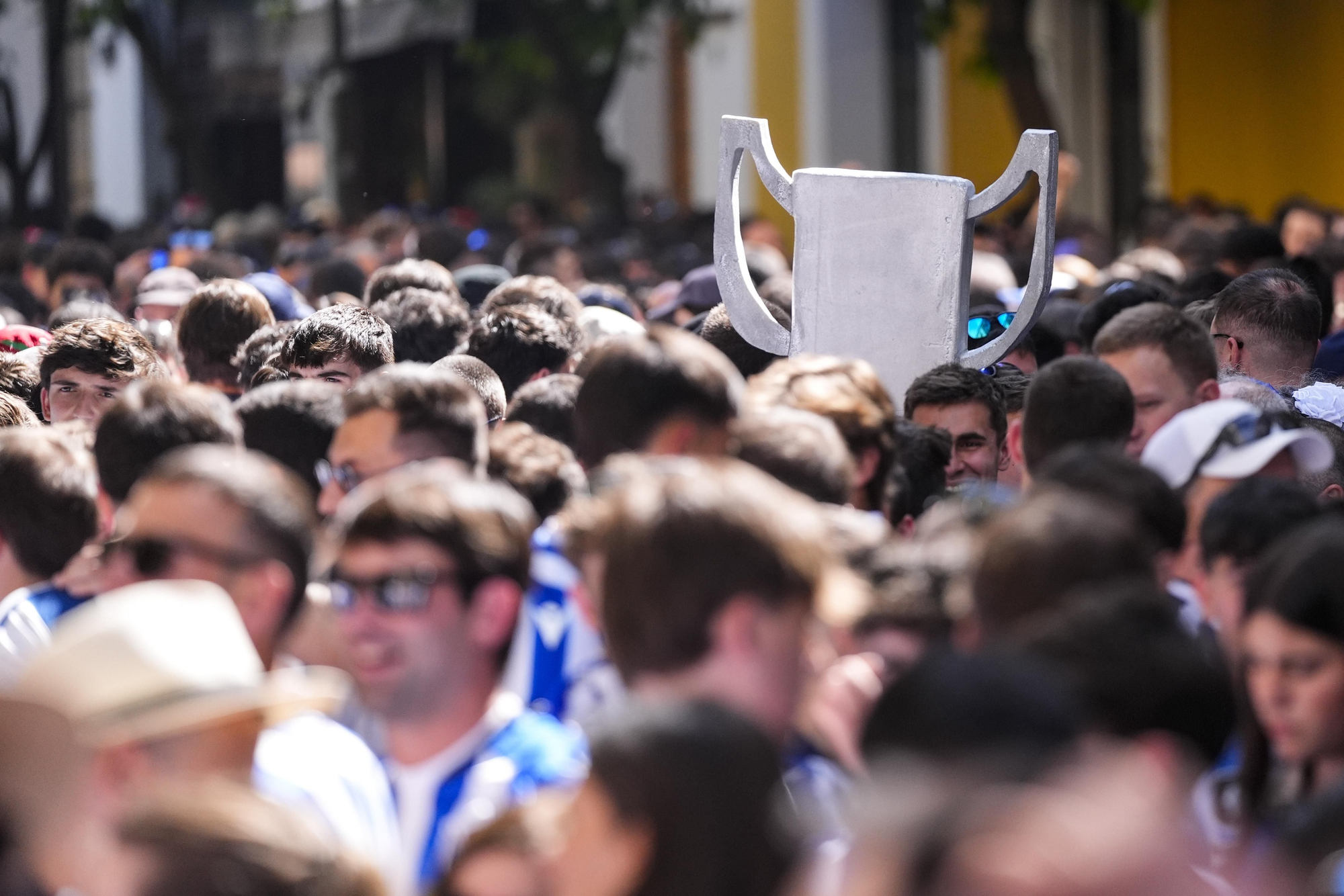 Aficionados de la Real Sociedad tiñen Sevilla de txuri-urdin en la previa de la final de la Copa del Rey.