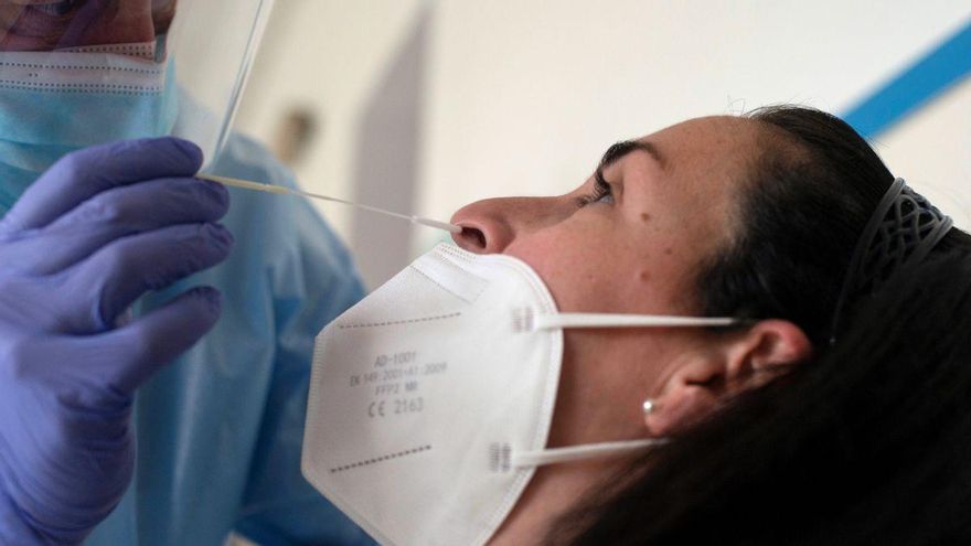 Un trabajador sanitario realiza una prueba PCR