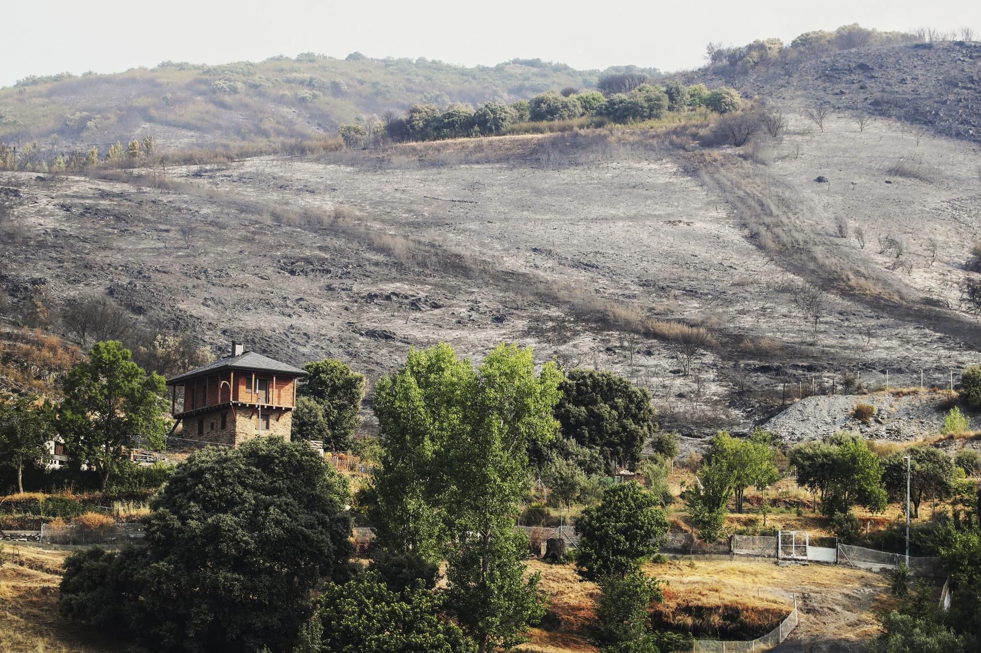 Incendio en Yeres. / Ana F. Barredo / Agencia EFE