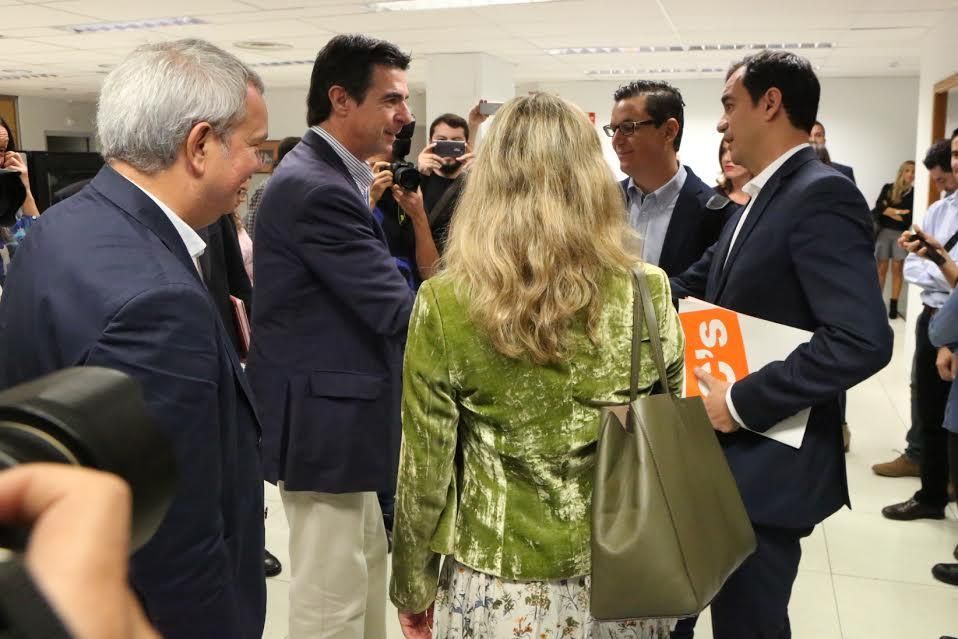 José Manuel Soria saluda a Saúl Ramírez.