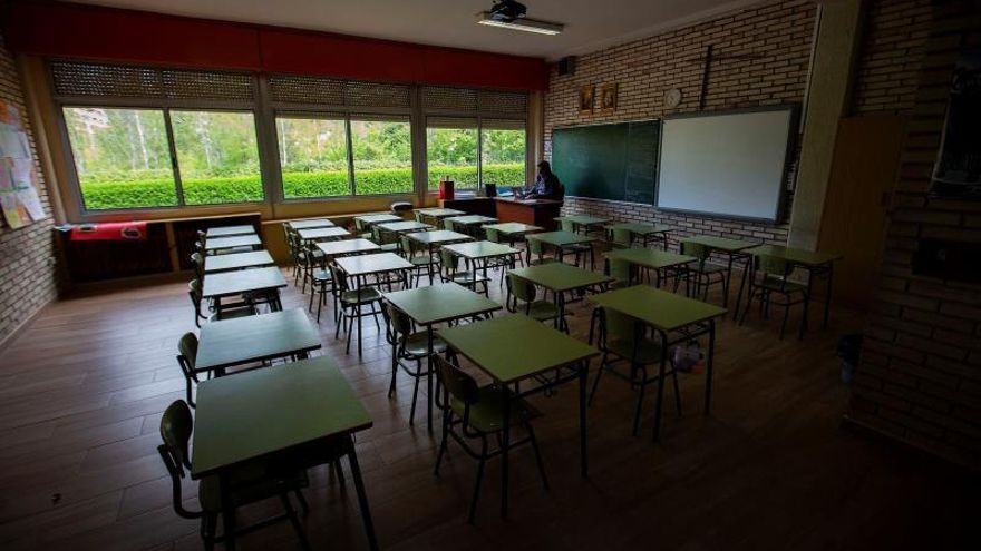 Un profesor en una clase vacía de un colegio.