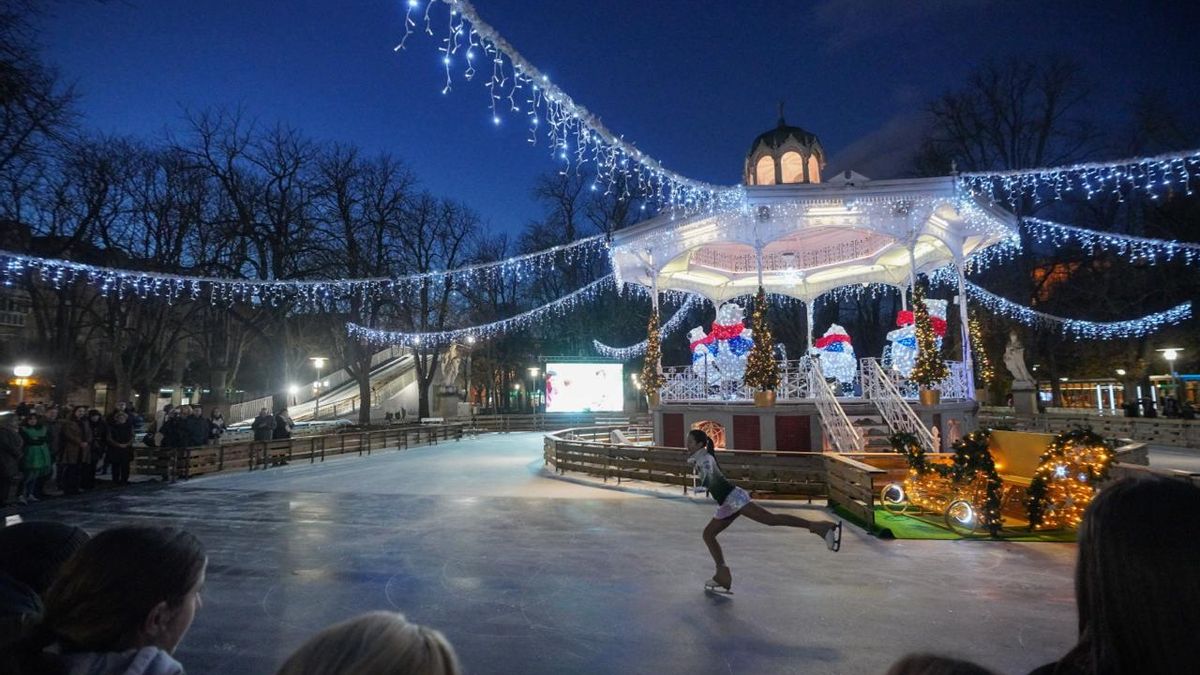 La pista de hielo de Vitoria, que se complementa con un tobogán