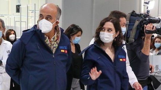 La presidenta regional, Isabel Díaz Ayuso, y el viceconsejero de Sanidad, Antonio Zapatero, en una visita al Zendal.