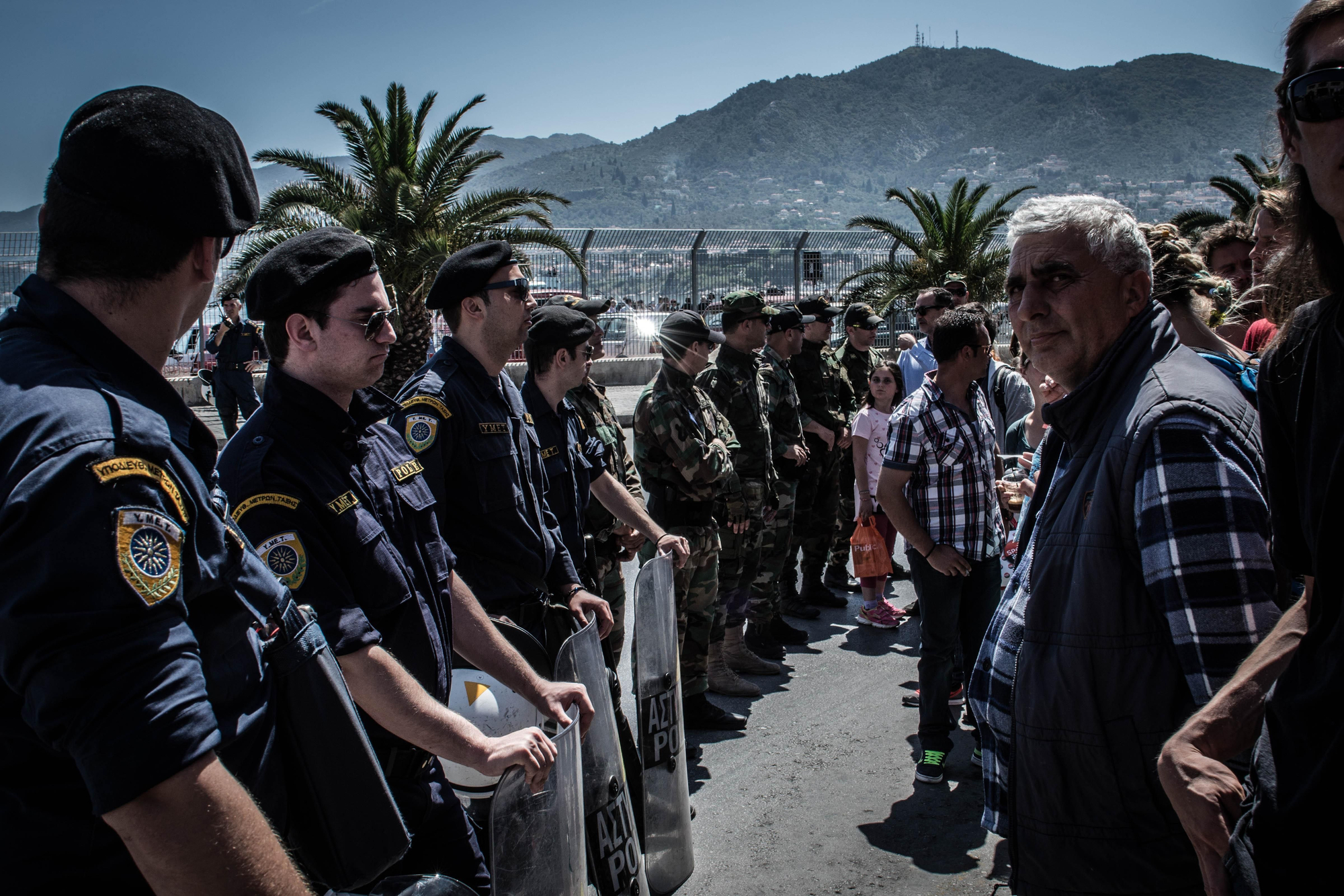 Protesta en el puerto de Mytilini, en la isla de Lesbos