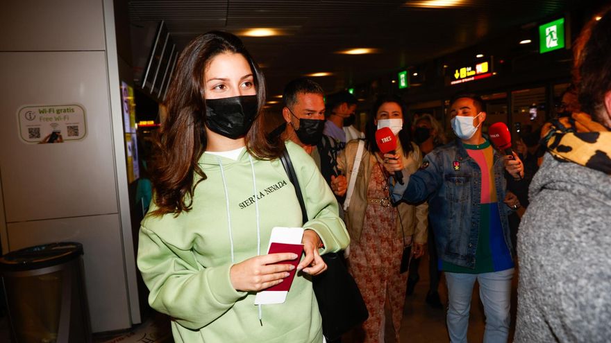 Tania Medina en el aeropuerto rumbo a 'Supervivientes 2022'