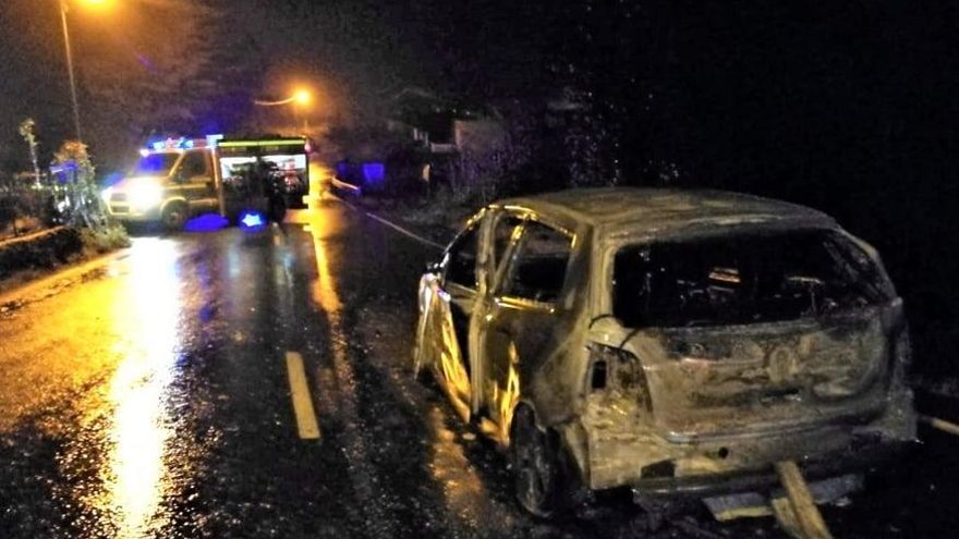 Estado en el que quedó el vehículo tras el incendio.