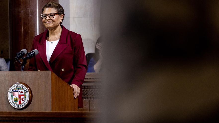 Critican al Gobierno de Texas por enviar migrantes a Los Ángeles en emergencia por Hilary