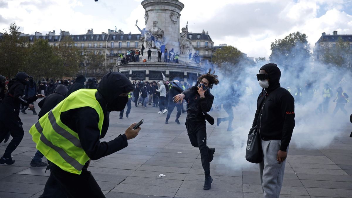 Manifestantes se enfrentan a las fuerzas policiales durante una protesta en la Plaza de la República de París.