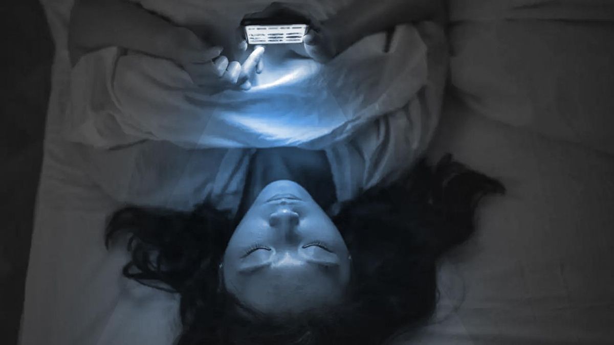 Pantallas antes de dormir: no es solo la luz azul lo que te roba el sueño