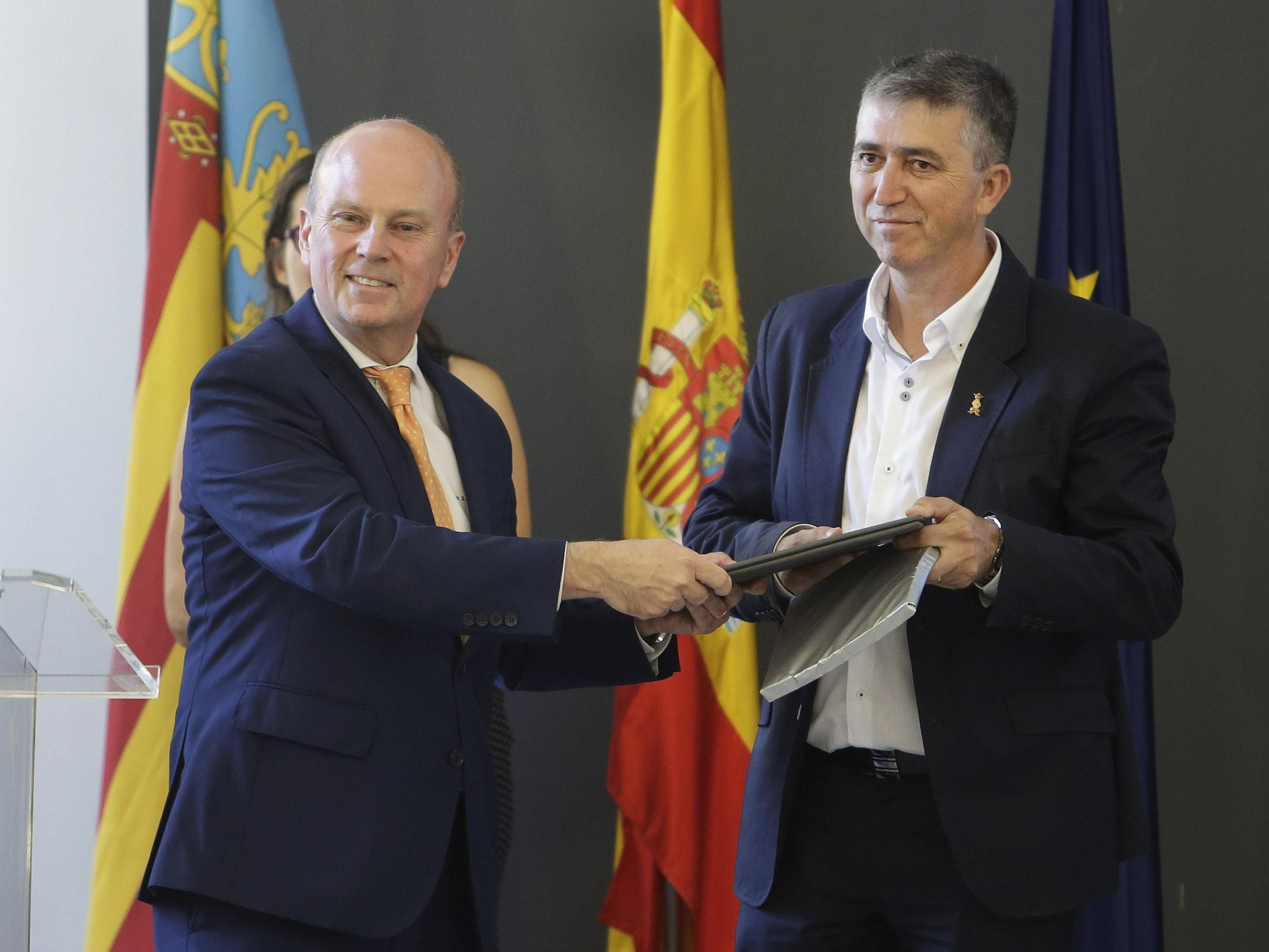 El conseller de Economía, Rafael Climent, recibe el traspaso de poderes de mano de Máximo Buch