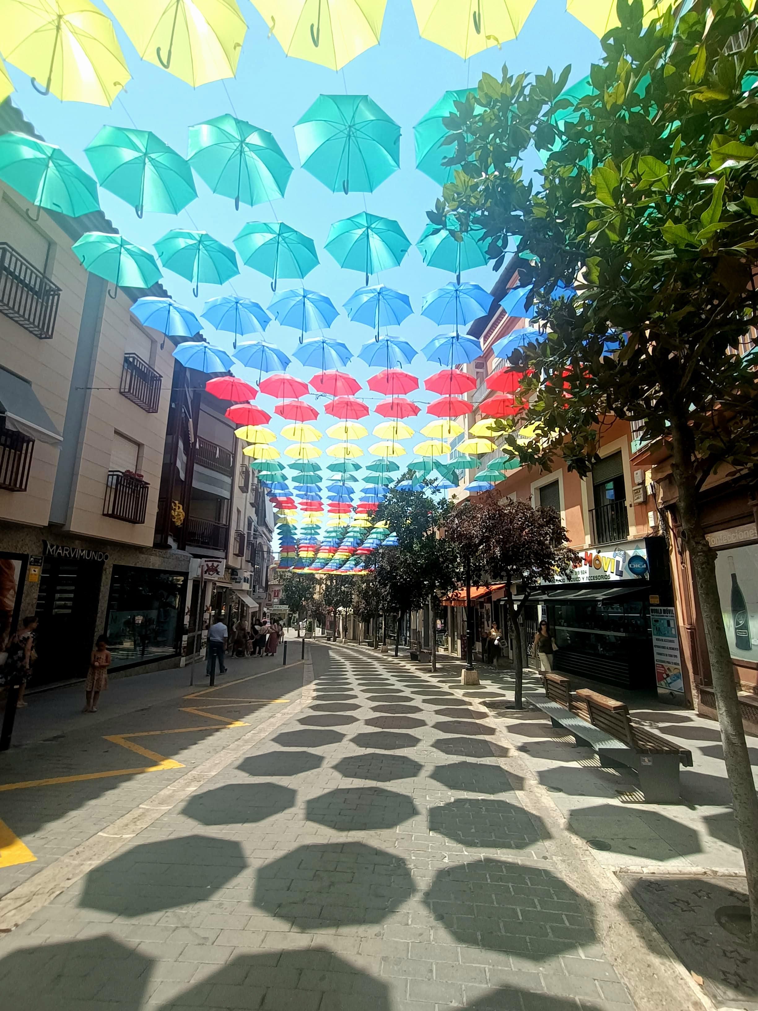 Paraguas de colores que dan sombra en las calles comerciales de Valdepeñas