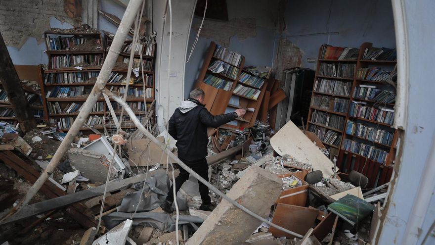 A man walks in shelled library in the city of Chernihiv, which was blocked by Russian troops for a long time, Ukraine, 09 April 2022. Some cities and villages had recently been recaptured by the Ukrainian army from Russian forces and now people try to restore normal life there. Russian troops entered Ukraine on 24 February resulting in fighting and destruction in the country and triggering a series of severe economic sanctions on Russia by Western countries. (Rusia, Ucrania)