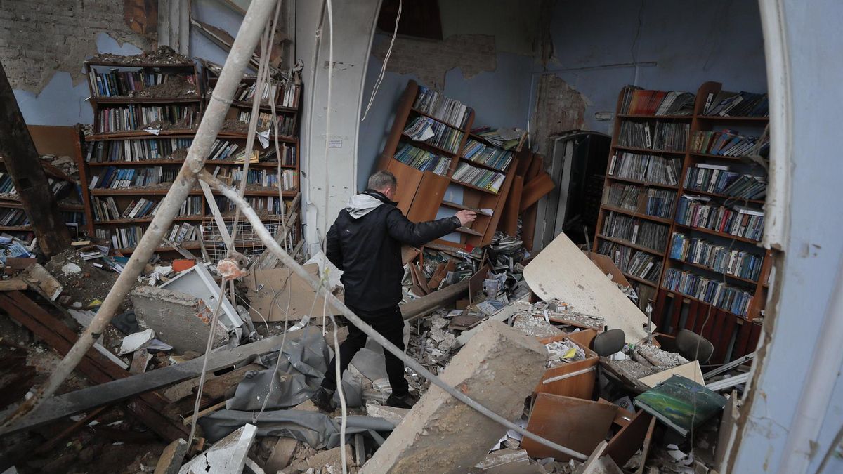 A man walks in shelled library in the city of Chernihiv, which was blocked by Russian troops for a long time, Ukraine, 09 April 2022. Some cities and villages had recently been recaptured by the Ukrainian army from Russian forces and now people try to restore normal life there. Russian troops entered Ukraine on 24 February resulting in fighting and destruction in the country and triggering a series of severe economic sanctions on Russia by Western countries. (Rusia, Ucrania)