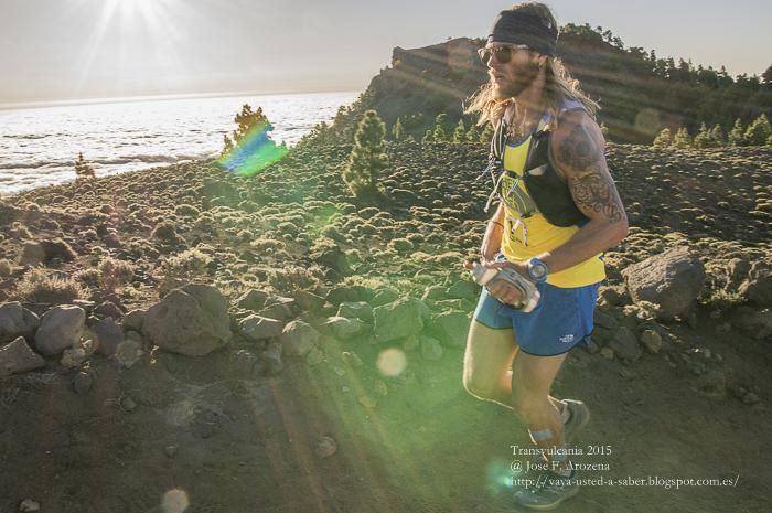 Un corredor a su paso por un paisaje volcánico. Foto: JOSE F. AROZENA.