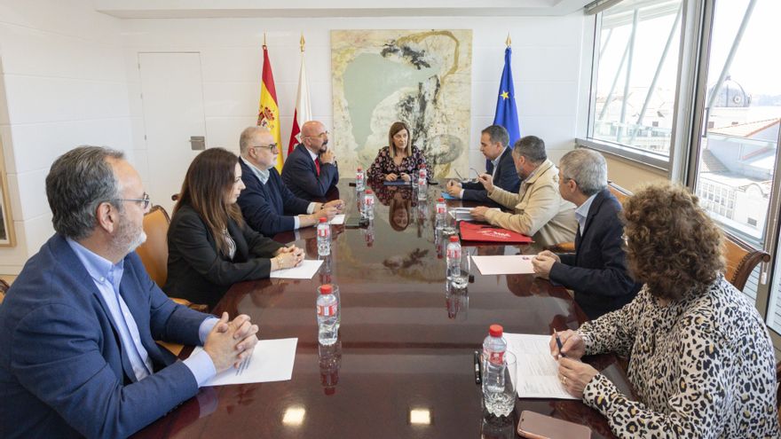 La presidenta de Cantabria, María José Sáenz de Buruaga, preside la reunión de la comisión de seguimiento del pacto con los profesionales médicos