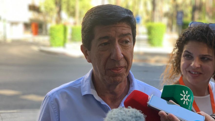 Juan Marín, candidato de Ciudadanos a la presidencia de la Junta de Andalucía, llegando al hotel donde esperará los resultados electorales