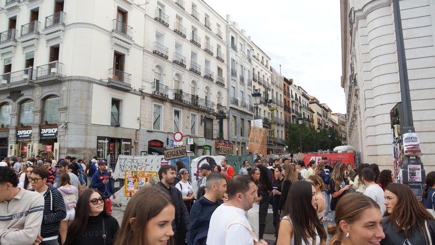 La Puerta del Sol sigue llena de manifestantes y acampados pese a la petición de desalojo de Ayuso
