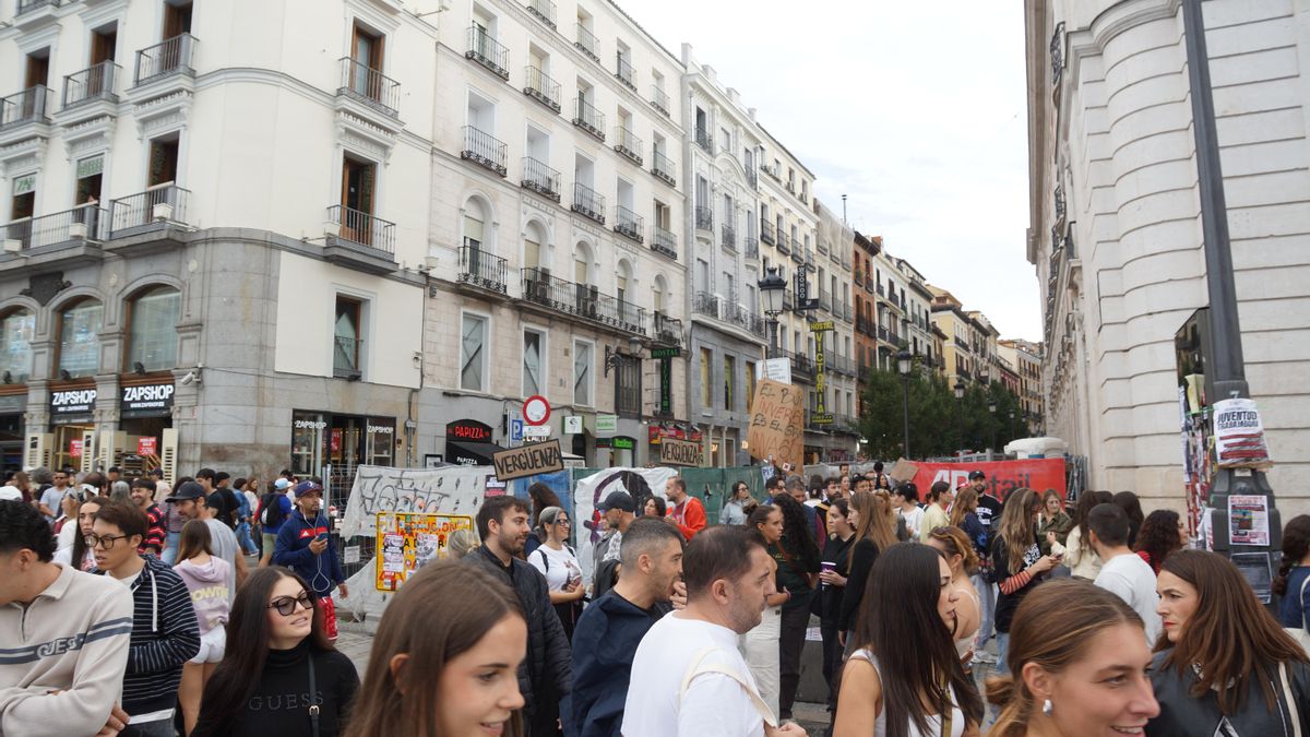La Puerta del Sol sigue llena de manifestantes y acampados pese a la petición de desalojo de Ayuso