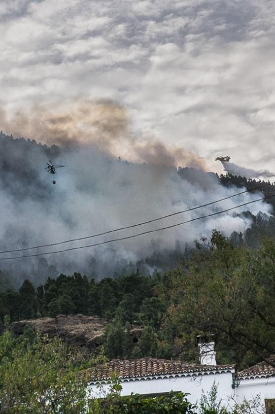 En la imagen, un helicóptero y un hidroavión actuando en Montes de Luna. Foto: JOSE F. AROZENA