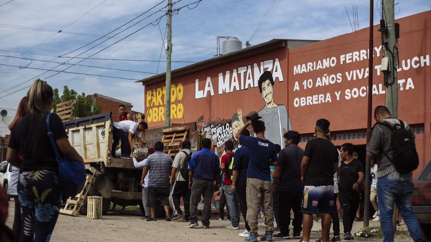 “Bajada” de alimentos y reparto en 85 comedores de La Matanza: un día de actividad en una de las organizaciones sociales que desafían al Gobierno