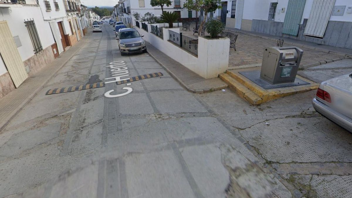 Rescatan a un hombre que se cayó dentro de un contenedor soterrado