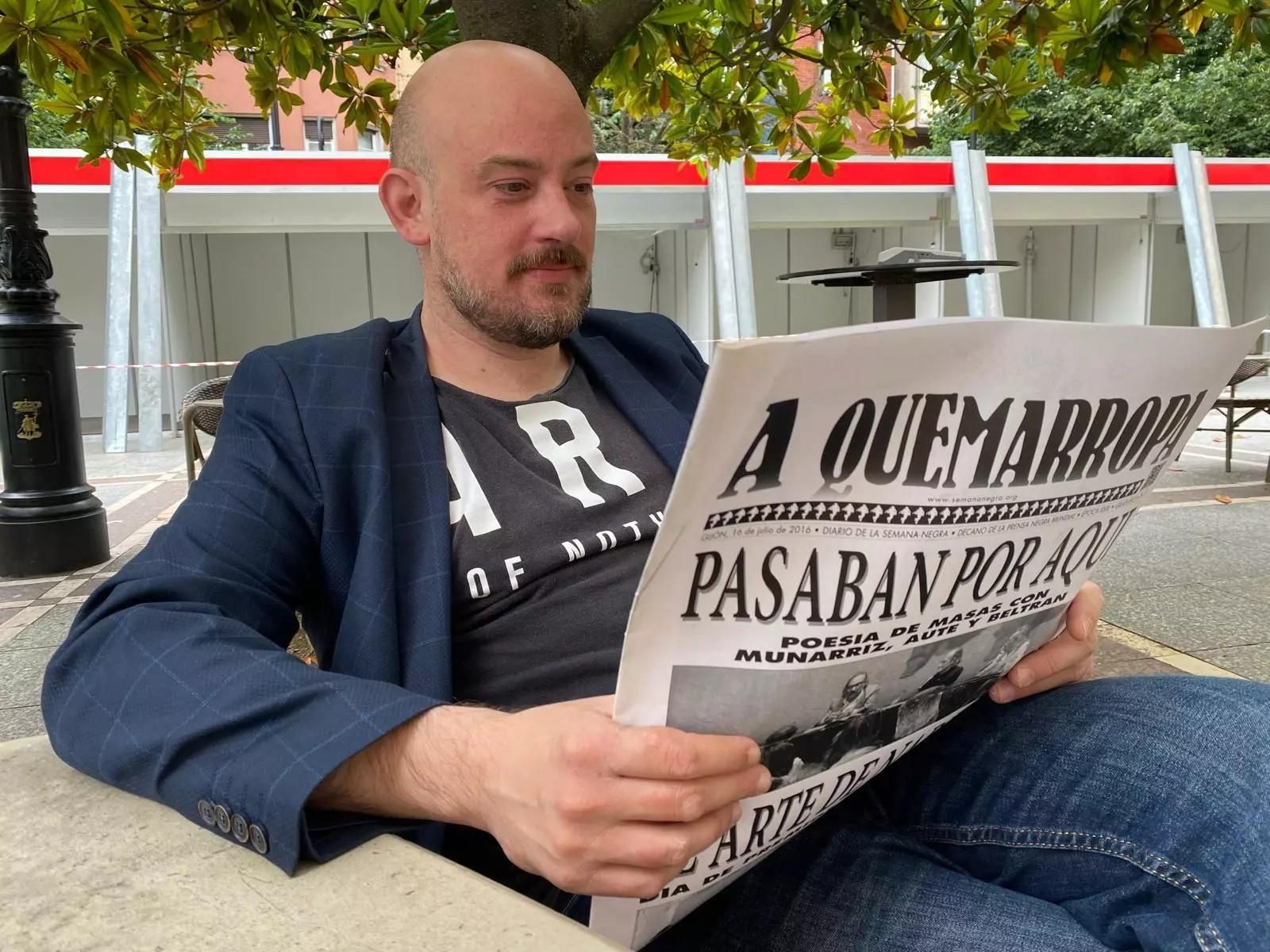 Miguel Barrero, director de la Semana Negra, con un ejemplar de A Quemarropa, en una pasada edición.