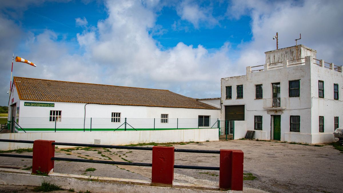 Antiga torre de control en ús quan l'aeròdrom era el principal aeroport de Menorca.
