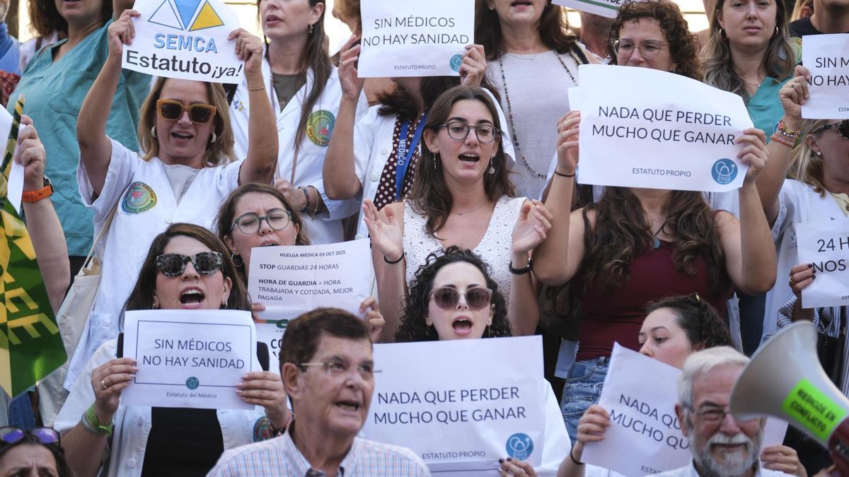 Varios centenares de médicos protestan este viernes frente a la Subdelegación del Gobierno en Santa Cruz de Tenerife para mostrar su rechazo por la reforma del Estatuto Marco planteada por el Ministerio de Sanidad. EFE/Alberto Valdés