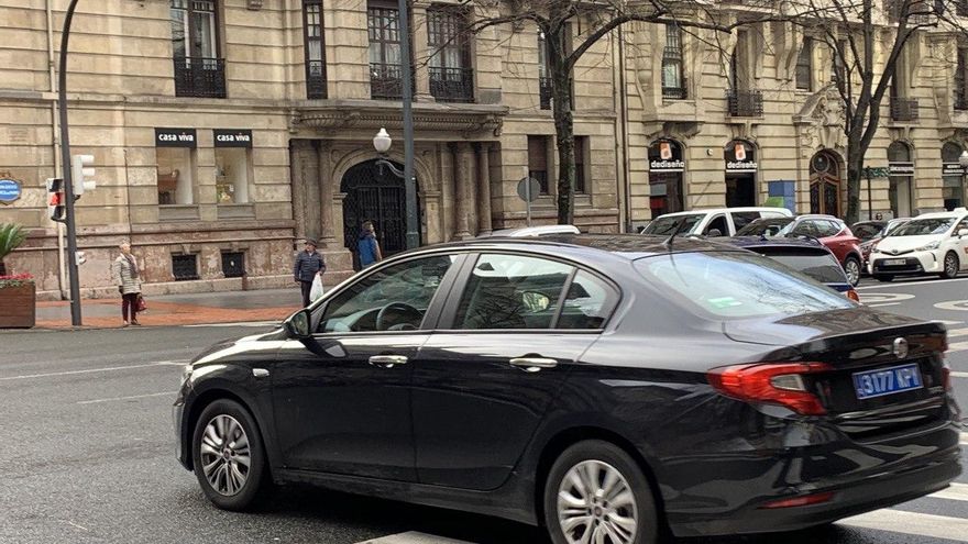 Uber gana la batalla a los taxistas y al Gobierno vasco y la Justicia anula la espera de 30 minutos y el veto a la geolocalización