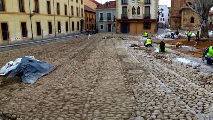 Los nuevos paños avanzan y deja a la vista alguna chapuza del proyecto como la arqueta de la foto.