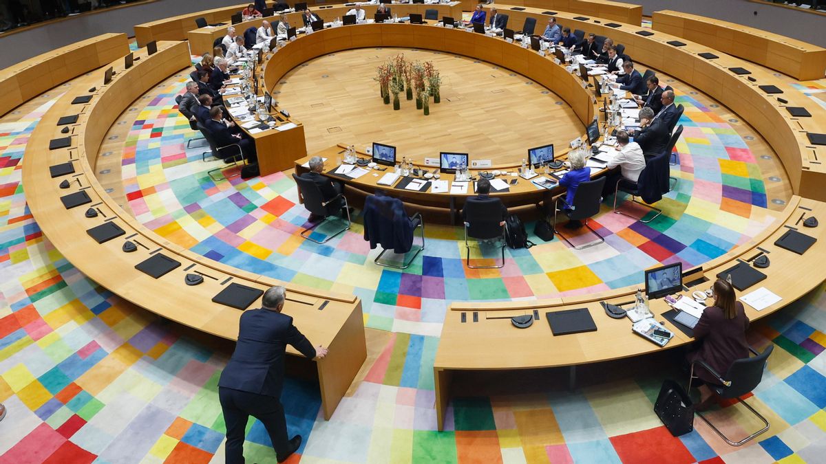 Viktor Orbán apartado del resto de miembros de la UE durante el discurso de Volodímir Zelenski.