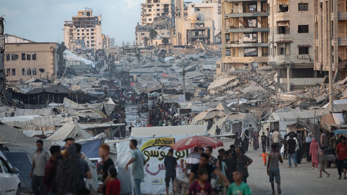 Gazatís huyen con sus pertenencias a un campo de desplazados al oeste de Ciudad de Gaza el 2 de septiembre.