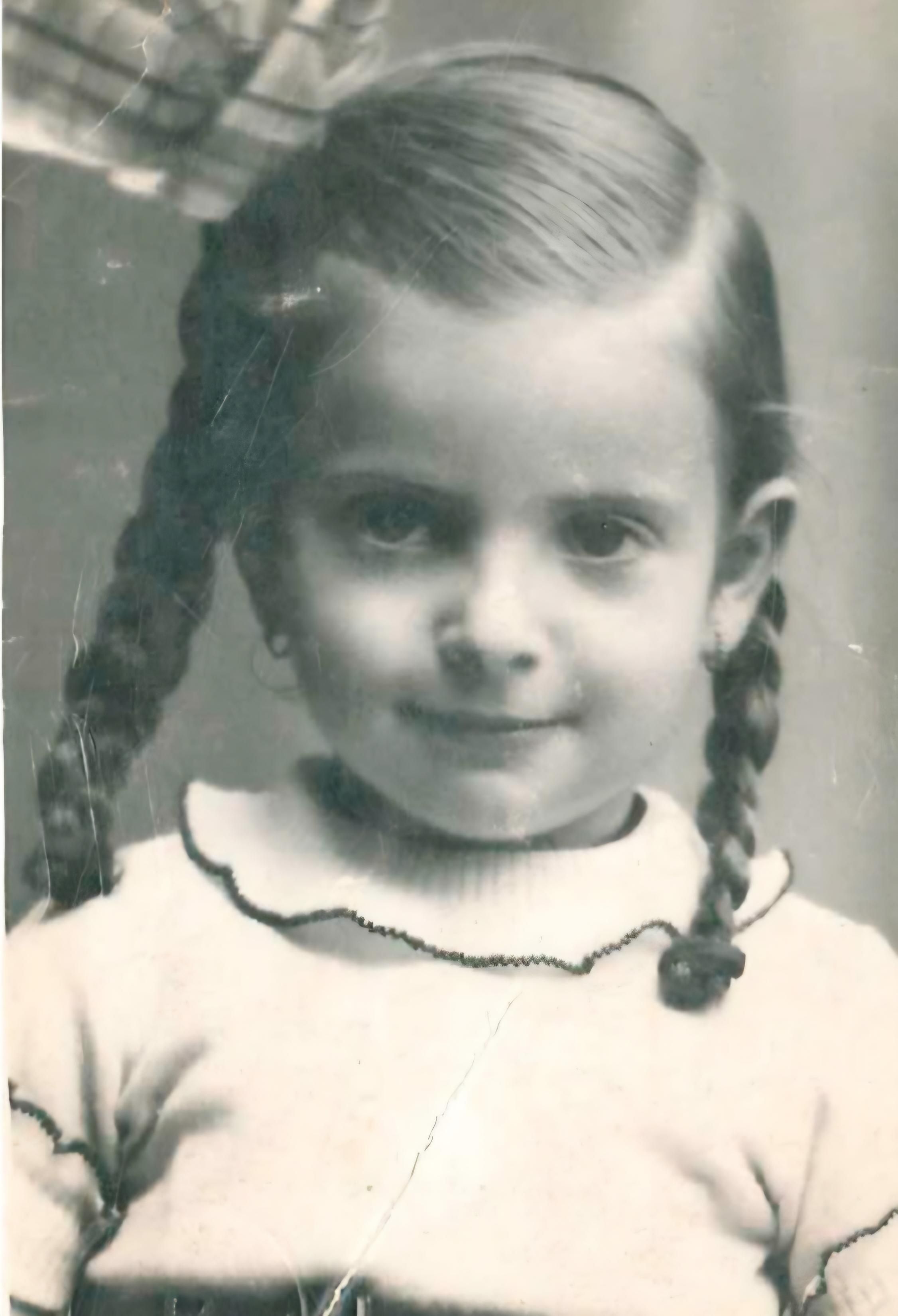 Lola Patau, en 1937, con tres años de edad.