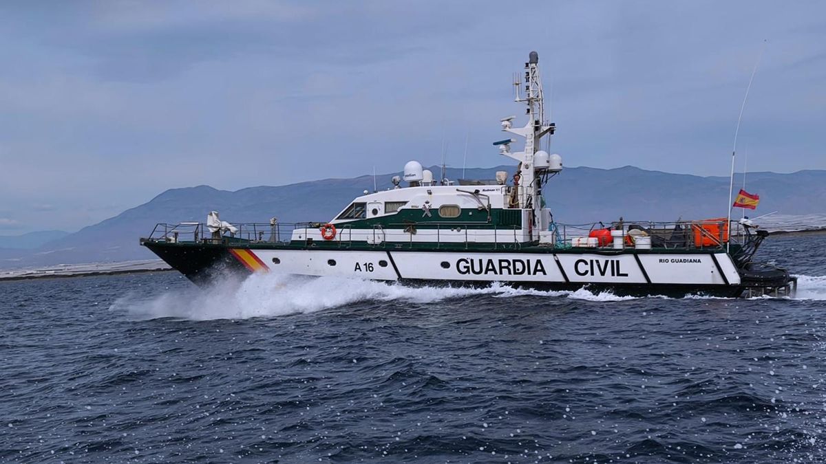 La  vuelta de la embarcación S-40 de la Guardia Civil intensifica la lucha contra el tráfico de seres humanos en Murcia