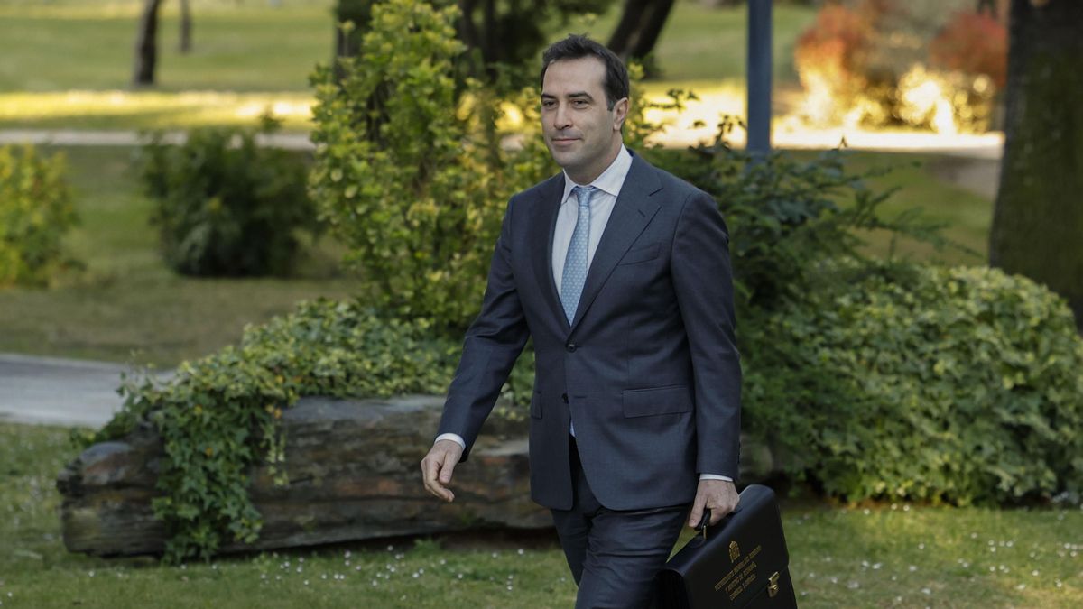 Carlos Cuerpo, a su llegada este martes a la reunión del Consejo de Ministros en el Palacio de la Moncloa antes de la Semana Santa.