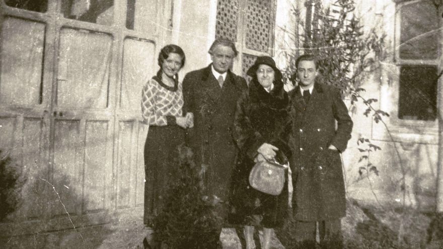 Alejandro Urrutia Cabezón (segundo por la izquierda), en su casa de Valladolid en el año 1932.