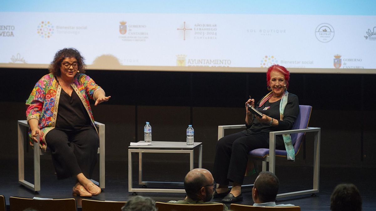 Agüero y Calaf interactuando con los asistentes a la conferencia.