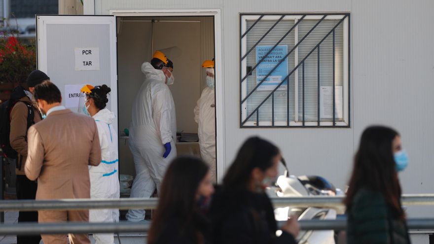 Varias personas hacen cola para realizarse una PCR. EFE/Alejandro García/Archivo