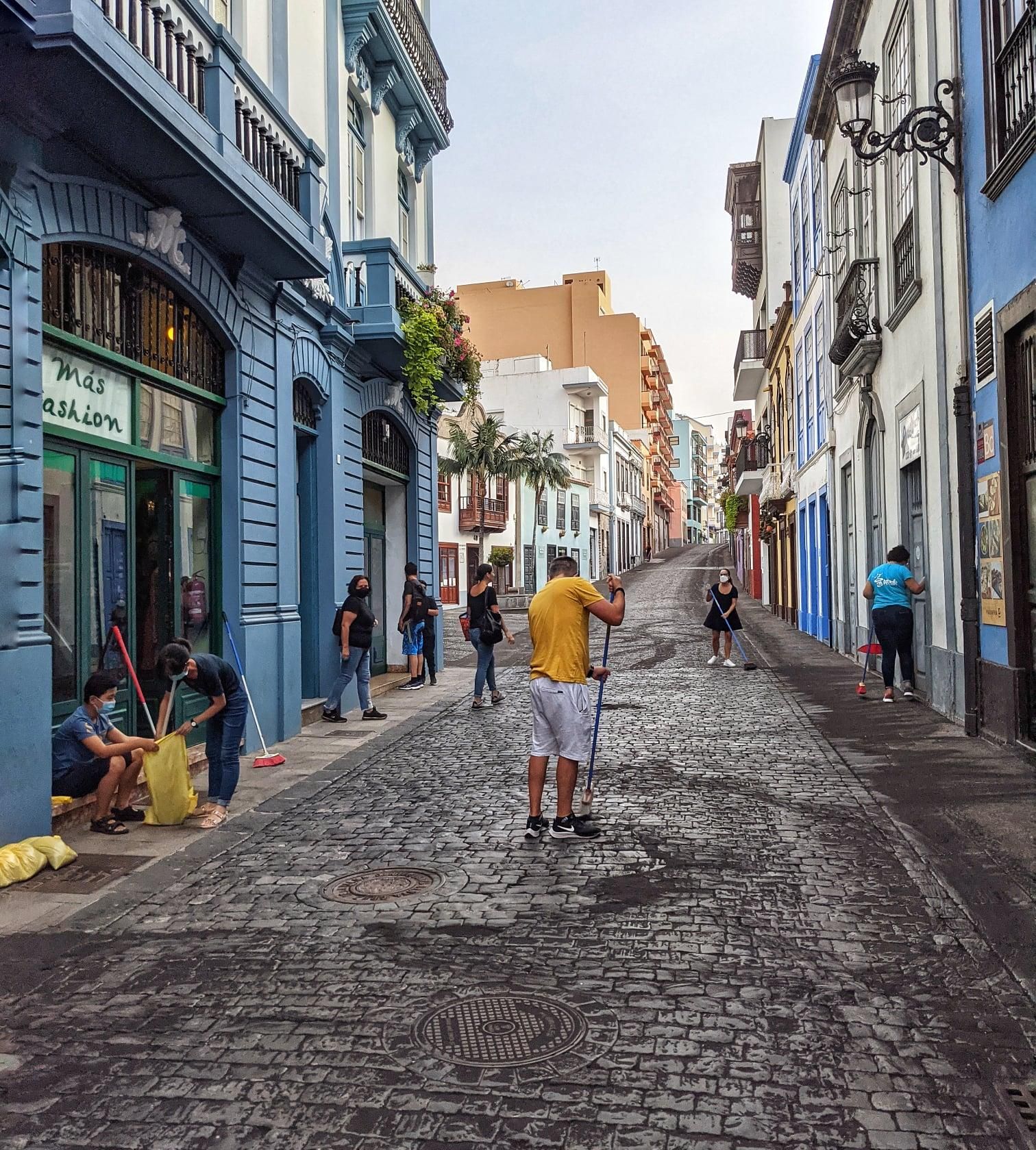 Limpieza de la ceniza caída en la calle Anselmo Pérez de Brito, en Santa Cruz de La Palma, este sábado. Foto: JOSÉ F. AROZENA