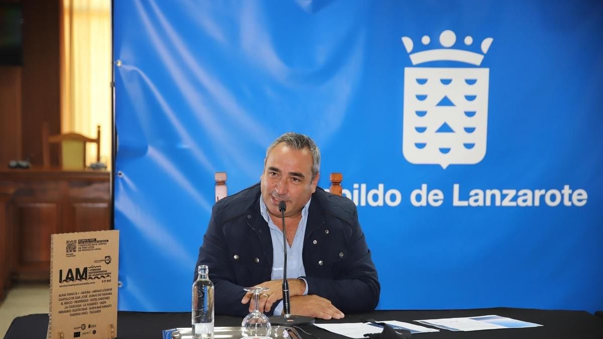 El hijo del consejero de los Centros Turísticos de Lanzarote consigue plaza fija como freganchín y el PSOE pide el cese de Ángel Vázquez