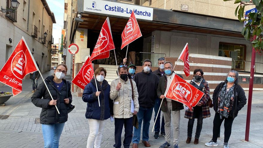 Concentración de UGT en Guadalajara para retrasar las oposición a maestro