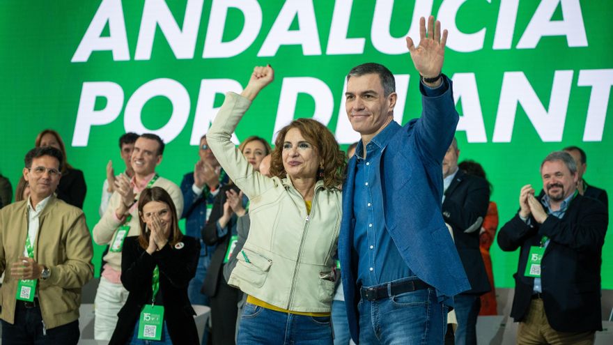 El secretario general del PSOE y presidente del Gobierno, Pedro Sánchez, junto a la secretaria general del PSOE-A, María Jesús Montero, clausuran el XV Congreso Regional del PSOE de Andalucía.